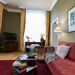 Louisa's Place Отель