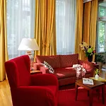Louisa's Place Отель