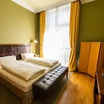 Louisa's Place Отель