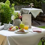 Louisa's Place Отель