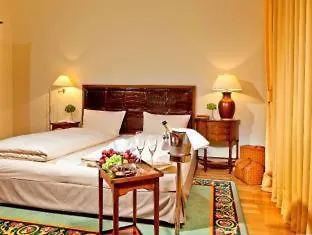 מלון Louisa's Place 5*